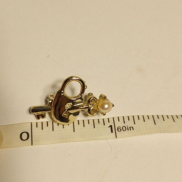 Vintage Lock and Key Silver Pin - Picture 4 of 5